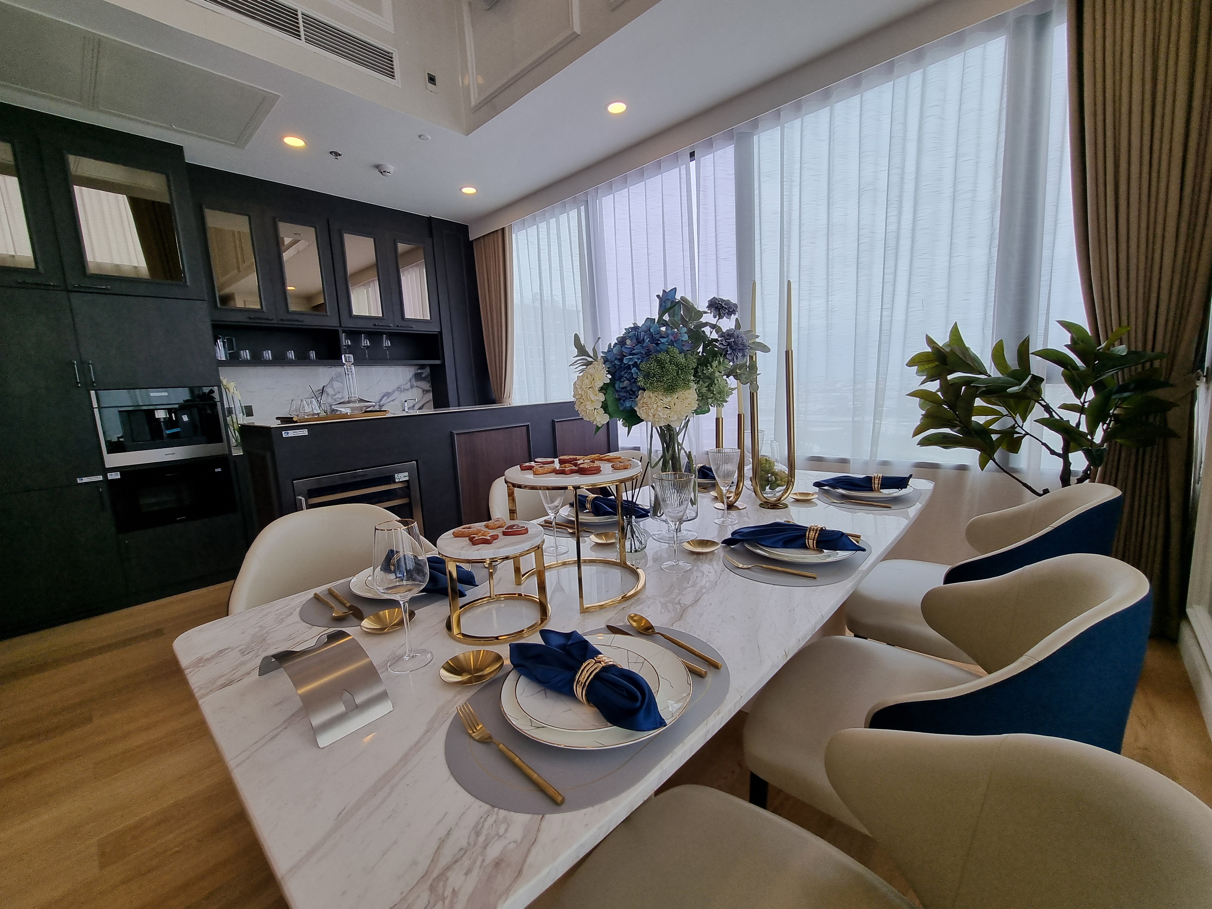 โครงการ Mixed Use ที่ประกอบไปด้วยอาคารสำนักงาน ร้านอาหาร และที่พักอาศัย แบบ Branded Residences
ที่พร้อมให้บริการ แบบมาตรฐานโรงแรมสากล ที่มีการบริการดูแลส่วนกลาง และเซอร์วิสแบบโรงแรม มาตรฐานระดับสากล